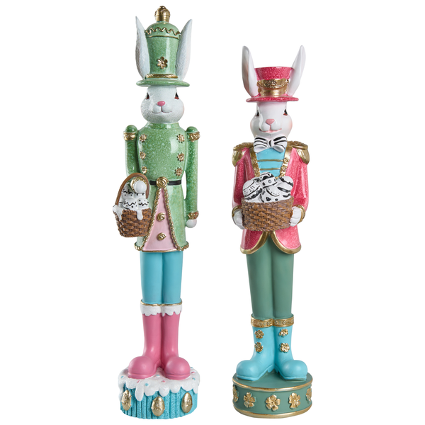 Zwei Osterhasen-Deko-Figuren im Nussknacker-Stil mit Körben voller Eier.