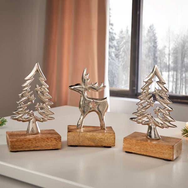 Dekorative Figuren mit zwei Tannen und einem Hirsch auf Holzsockel als Weihnachtsdekoration
