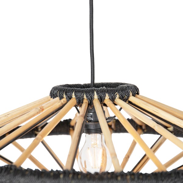 Hängeleuchte mit Bambusstreben und Lampenfassung
