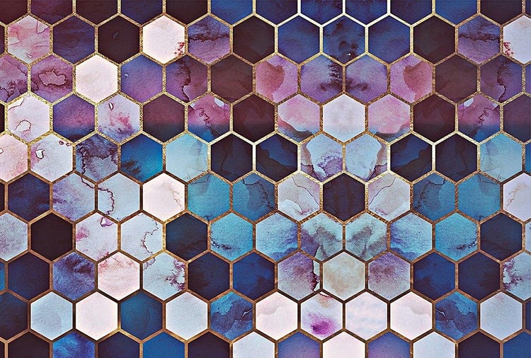 Tapete mit hexagonalem Muster in Aquarelloptik mit goldenen Konturen.