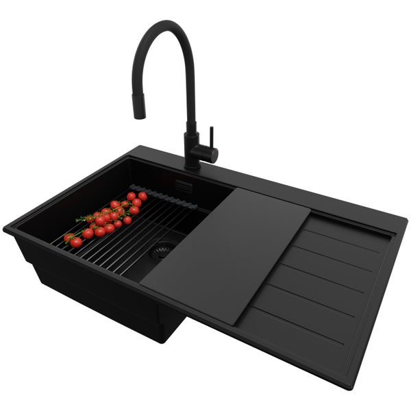 Schwarze Küchenspüle mit Abtropffläche, Armatur und Tomaten