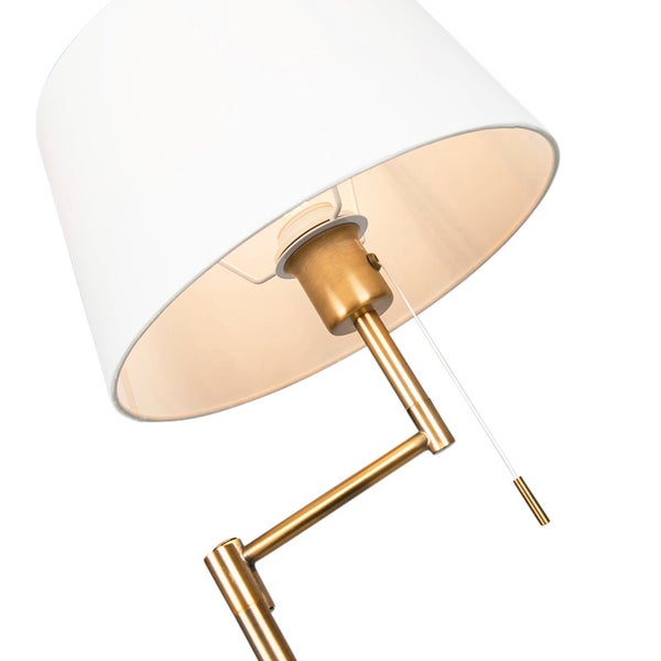 Detailansicht einer Stehlampe mit Lampenschirm und Zugschalter