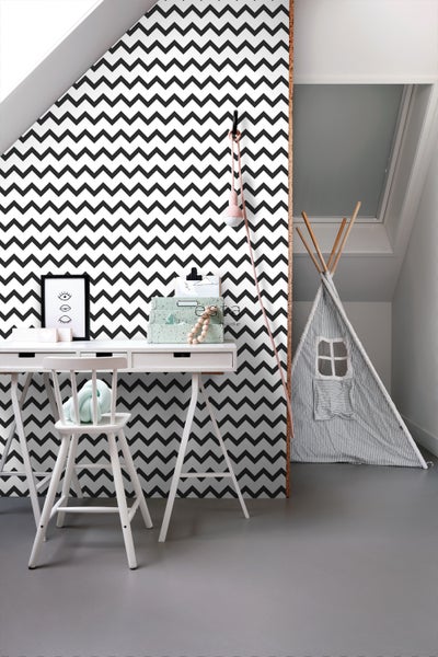 Zimmer mit Zickzacktapete, Schreibtisch, Stuhl und Spielzelt