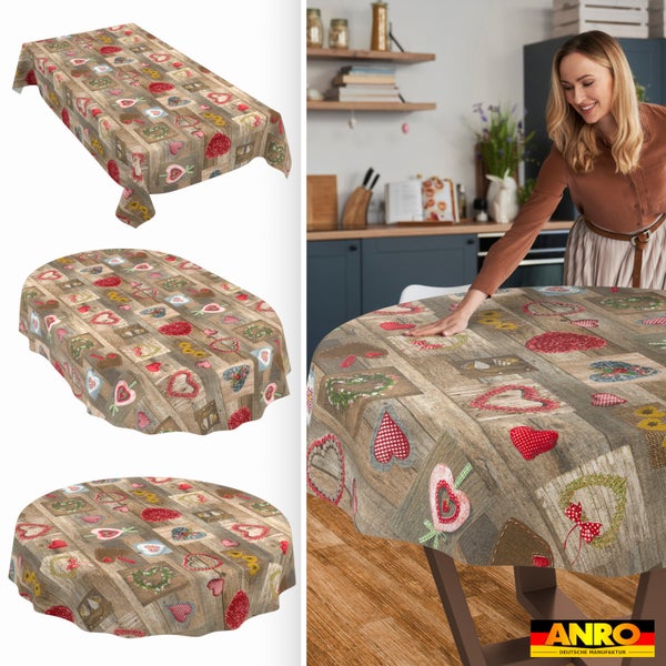 Tischdecken in verschiedenen Formen mit Herzmotiven in Holzoptik und Frau beim Eindecken in heller Küche. Anro Deutsche Manufaktur Logo.