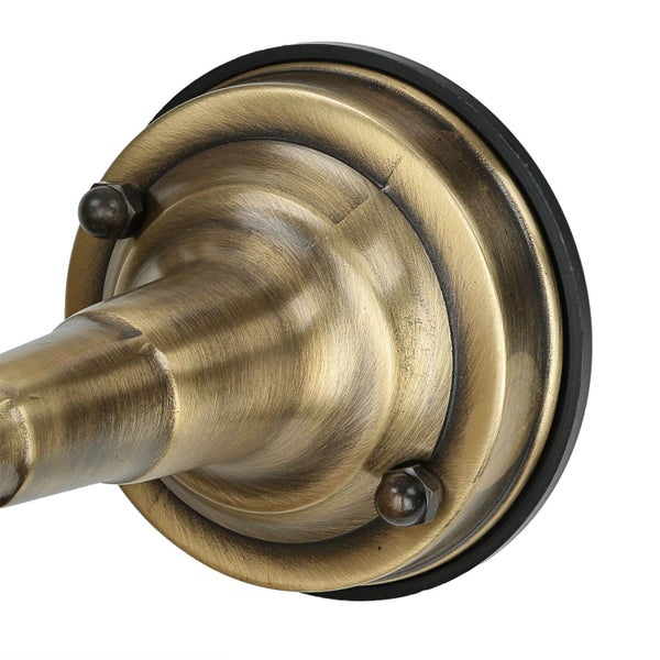 Detailaufnahme einer bronzefarbenen Lampenfassung