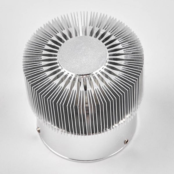 Runder Kühlkörper aus Aluminium mit zahlreichen feinen Kühllamellen und einem zylindrischen Sockel.