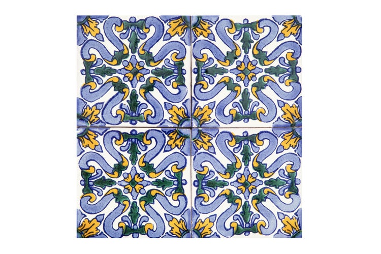 Vier dekorative Fliesen mit floralem Muster