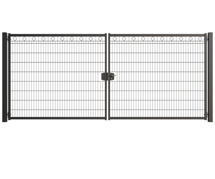Doppeltor aus Metall mit Riegel und dekorativen Elementen