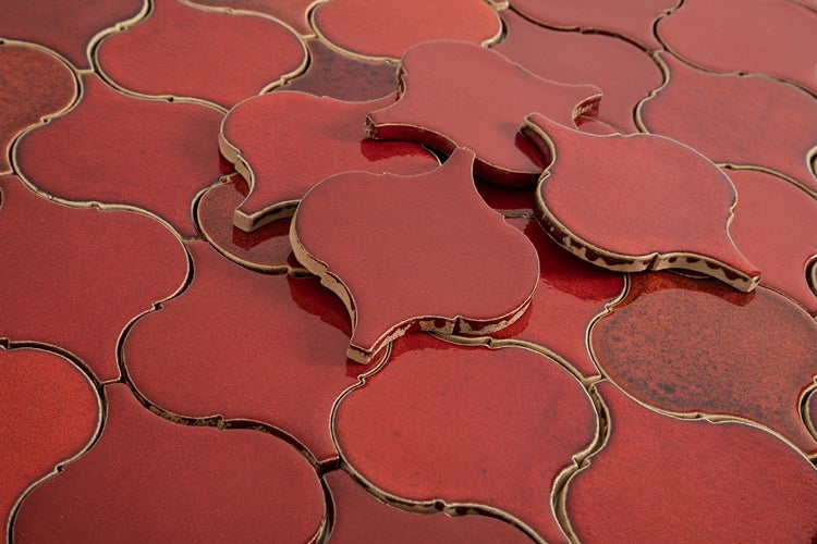 Nahaufnahme von roten Mosaikfliesen in Blattoptik
