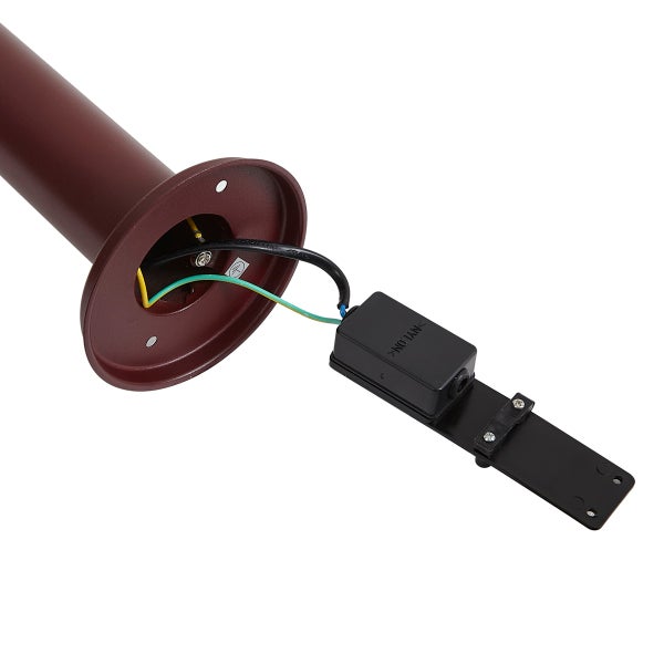 Detailansicht der elektrischen Verbindung im Sockel einer Außenleuchte mit Anschlussdose und Erdungskabel.