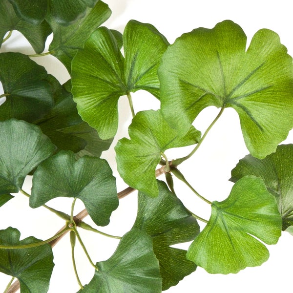 Künstlicher Ginkgozweig mit grünen fächerförmigen Blättern und braunem Stiel.