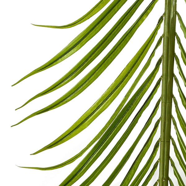 Detailansicht eines künstlichen Palmwedels mit langen grünen Blättern an einem Stiel.