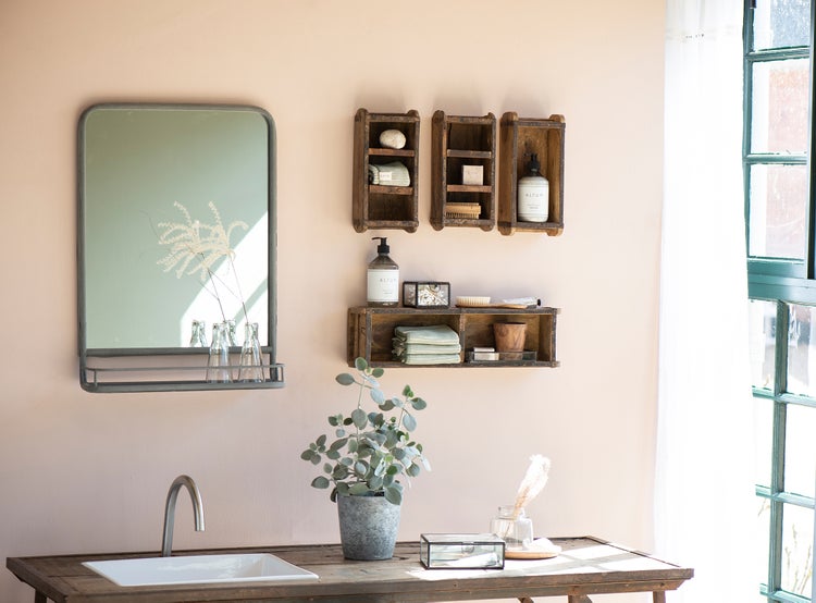 Badezimmer-Szene mit Spiegel, Waschbecken, Armatur, Holzregalen und dekorativen Elementen für eine gemütliche Atmosphäre