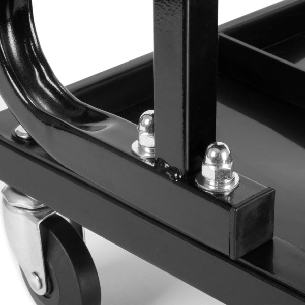 Detailansicht eines Werkstattwagens mit Rollen und Schrauben