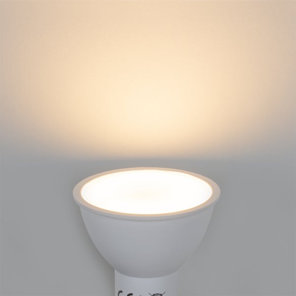 Eingeschaltete LED-Reflektorlampe mit warmweißem Lichtschein.