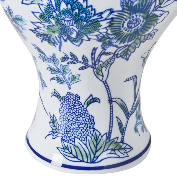 Dekoratives Arrangement mit einer blau-weißen Vase auf einem weißen Konsolentisch