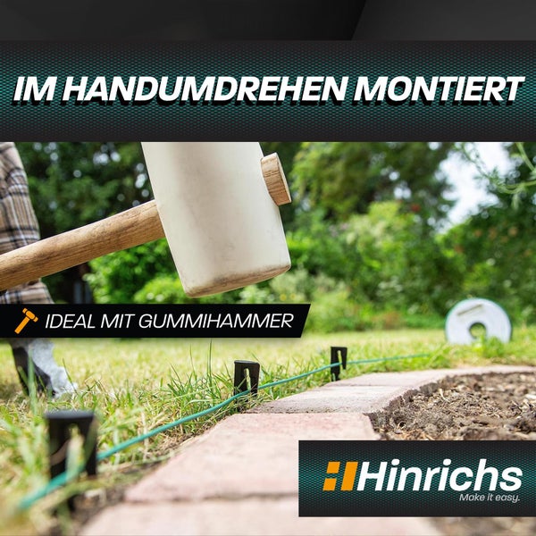 Montage von Erdnägeln mit einem Gummihammer im Garten für ein Begrenzungskabel an einer Rasenkante. Hinrichs Logo.