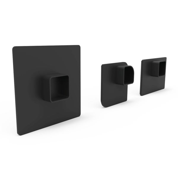 Drei schwarze Montageplatten aus Kunststoff für quadratische Profile.
