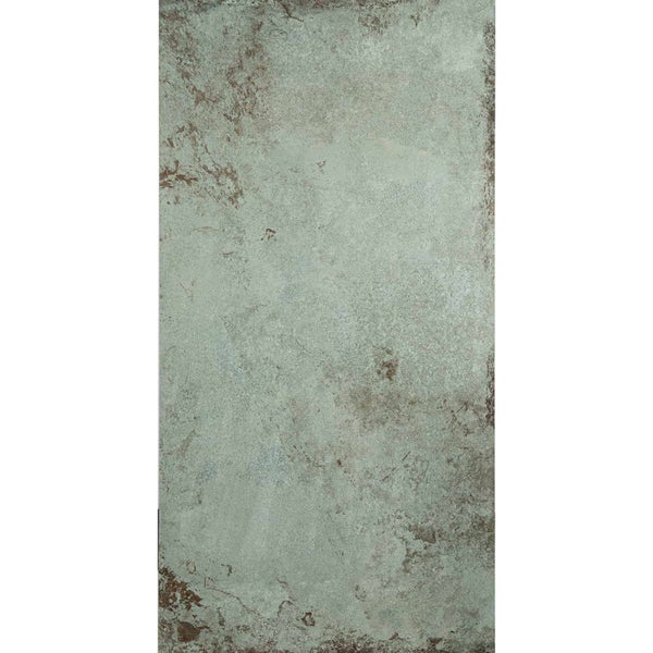 Rechteckige Feinsteinzeugfliese in verwitterter Steinoptik mit grünlichen und bräunlichen Strukturen.