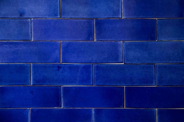 Glasierte Wandfliesen im Ziegelformat, blau, glänzend.