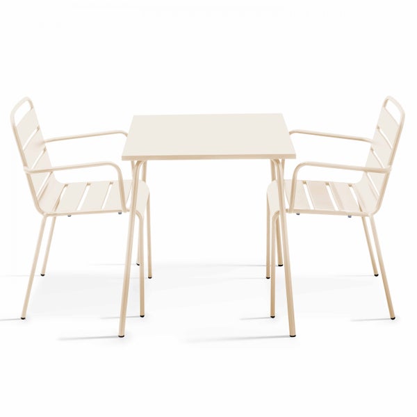 Gartenmöbel-Set 3-teilig, quadratischer Tisch und zwei Stühle mit Armlehnen aus Metall in Beige.