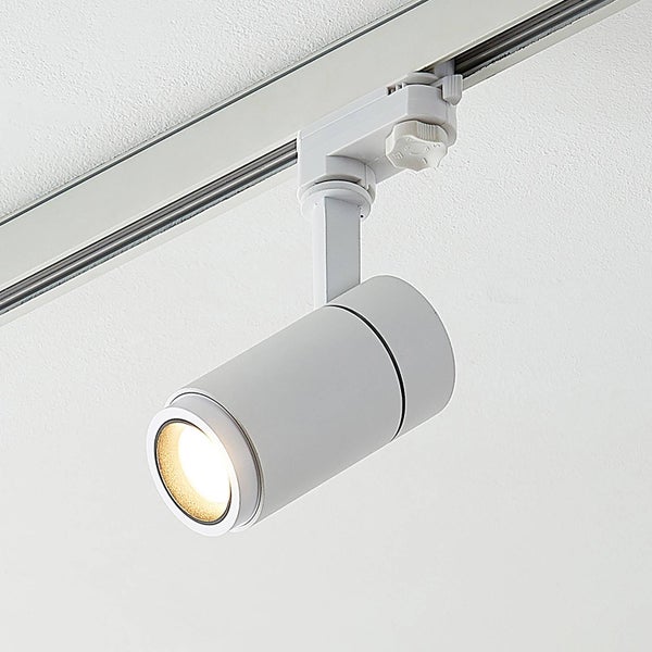 Zylindrischer LED-Strahler für Schienensysteme in Weiß, an einer Deckenmontageschiene befestigt.