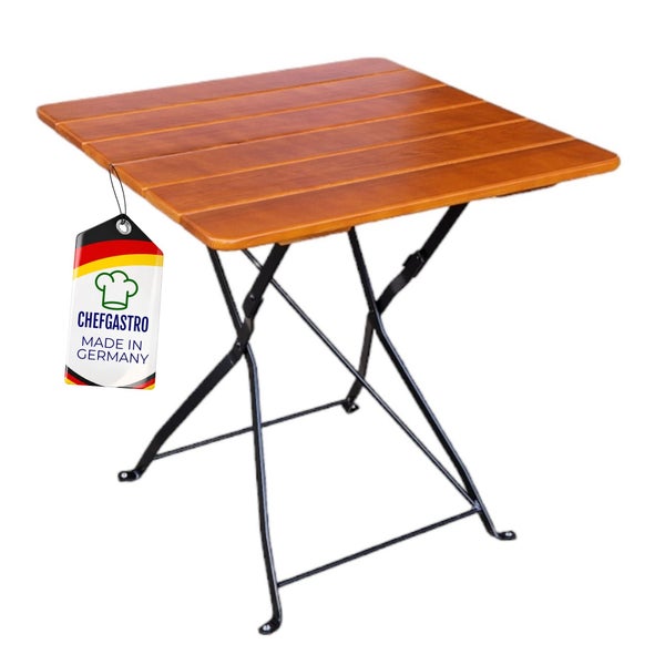 Quadratischer Klapptisch mit Tischplatte aus Holzlatten und schwarzem Metallgestell. Siegel Hergestellt in Deutschland. ChefGastro Logo.