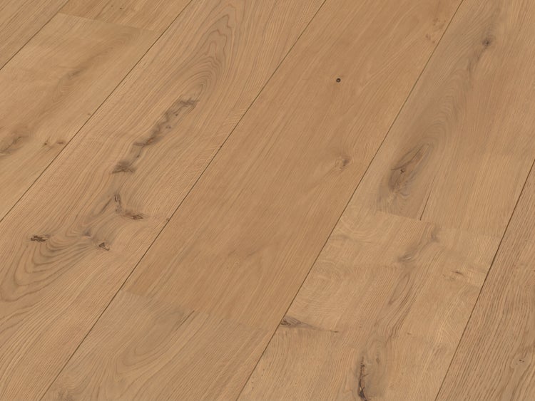 Nahaufnahme von Holzdielen mit natürlicher Maserung und Ästen in diagonaler Anordnung.