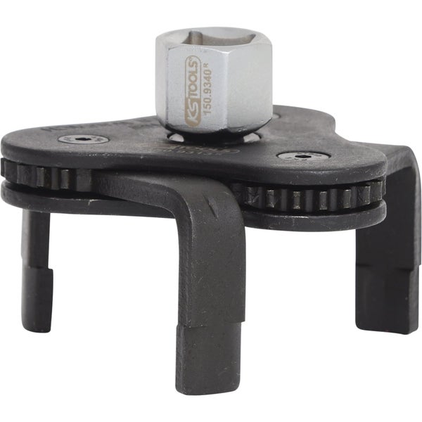 Detailaufnahme eines Ölfilters, der mit einem Schraubenschlüssel an einem Motor befestigt ist.