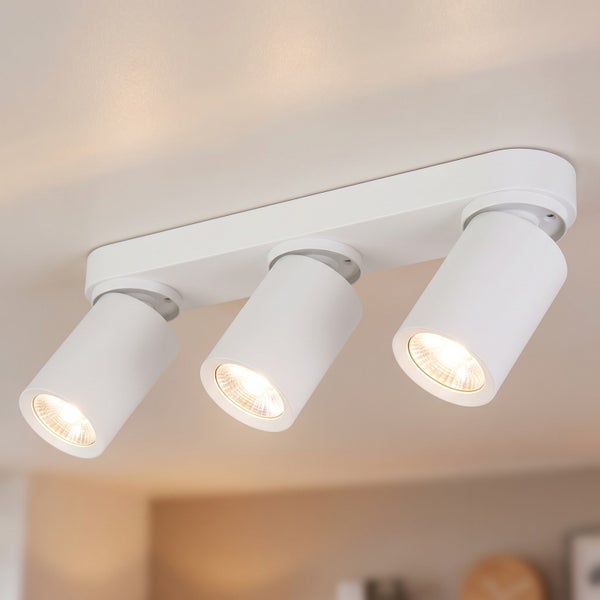 Weiße Deckenleuchte mit drei verstellbaren LED Strahlern in zylindrischem Design für eine moderne Innenbeleuchtung.