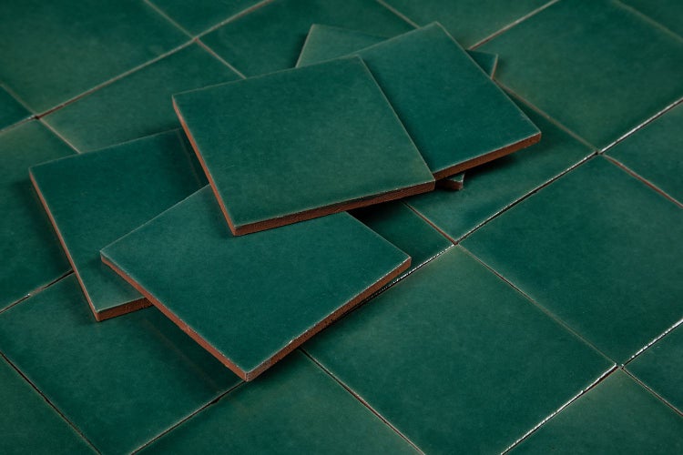 Quadratische, grüne Fliesen