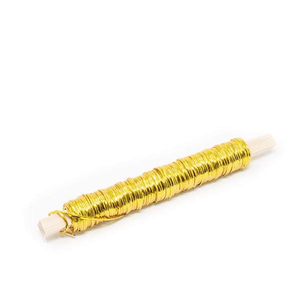 Goldener Wickeldraht auf Holzstab für Floristik und Dekoration.