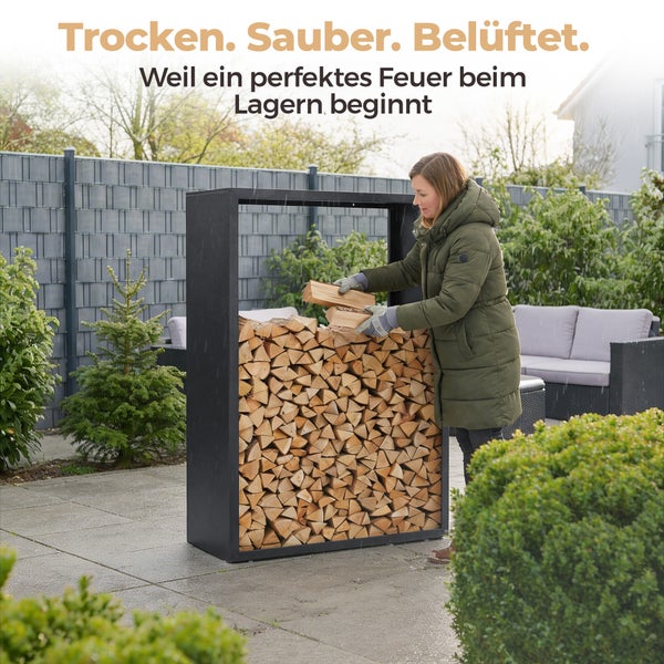 Kaminholzregal aus Metall zur trockenen und belüfteten Lagerung im Garten, eine Person stapelt Brennholz in das Regal auf einer Terrasse.