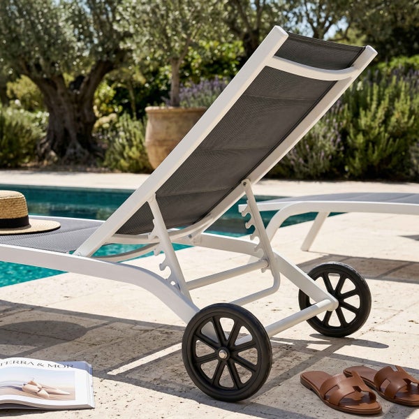 Moderne Gartenliege mit verstellbarer Rückenlehne und Rollen, Aluminiumgestell mit Textilbespannung, am Pool.