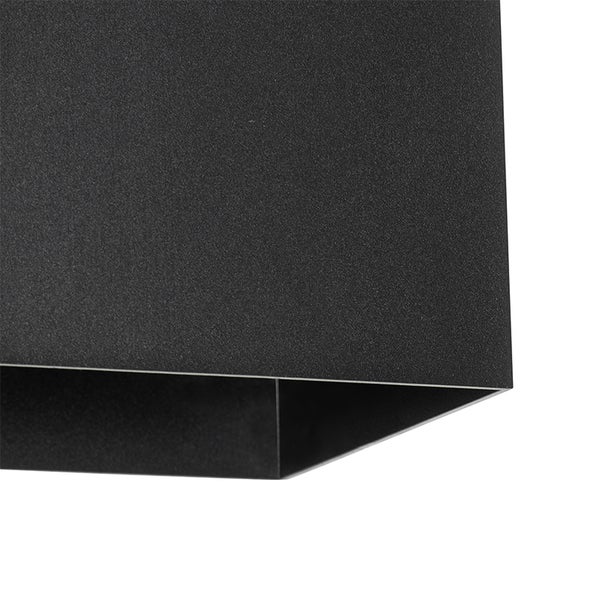 Detailansicht einer schwarzen Außenwandleuchte aus Metall mit strukturierter Oberfläche.