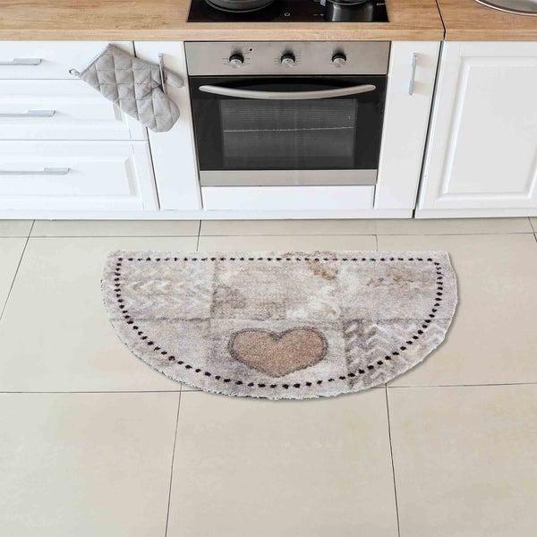 Halbrunde Küchenmatte mit Herzmuster vor einem Küchenherd