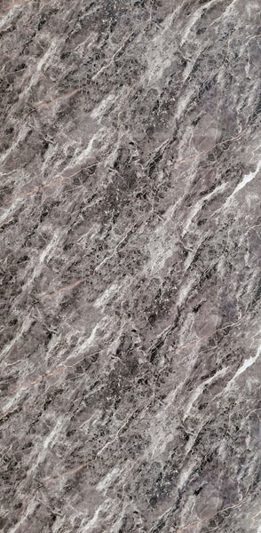 Graue Fliese in Marmoroptik mit Natursteintextur und diagonal verlaufenden Adern.