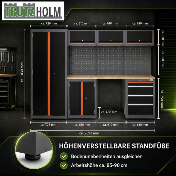 Trutzholm Werkstattwand: circa 2592 Millimeter breit, circa 1830 Millimeter hoch. Mit Hochschrank, Lochwand, Werkbank und verstellbaren Füßen.