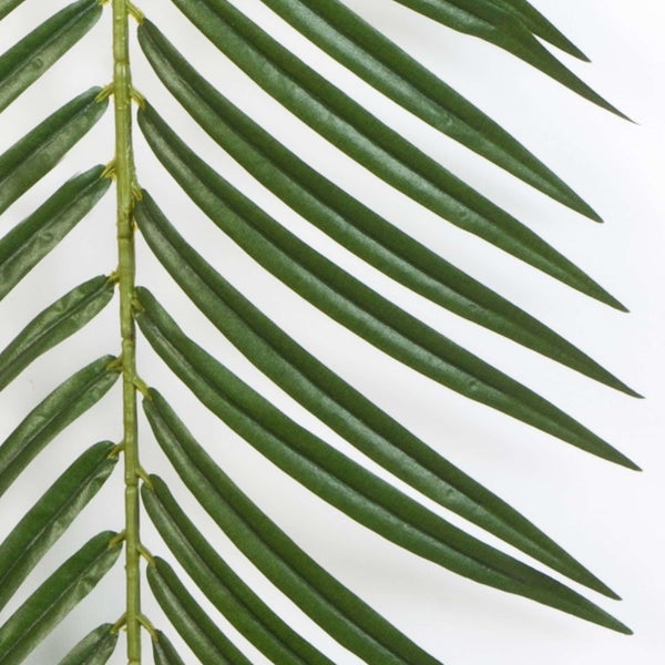 Detailaufnahme eines künstlichen Palmwedels mit schmalen, spitzen Kunststoffblättern.