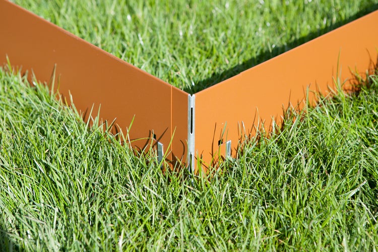 Rasenkante aus Metall im Rasen