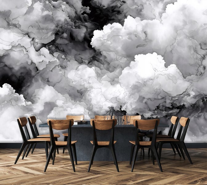 Esszimmer mit Esstisch, Stühlen und Tapete mit Wolkenmuster