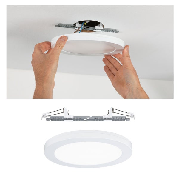 LED-Badezimmer-Spiegelleuchte in Chrom-Optik, oberhalb eines Spiegels an der Wand montiert.