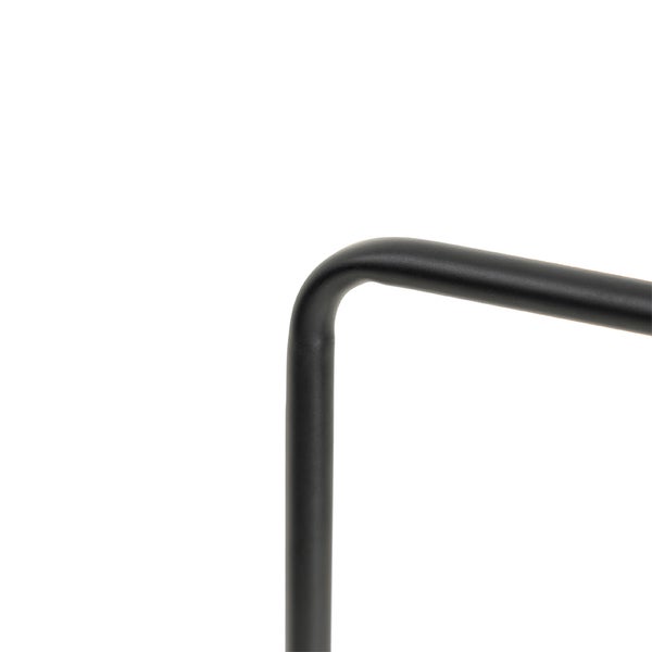 Detailansicht eines schwarzen Metallrahmens mit gebogener Ecke