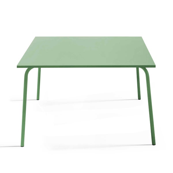 Grüner rechteckiger Gartentisch aus Metall mit abgerundeten Beinen.
