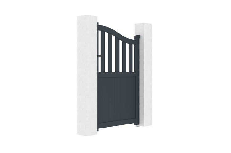 Gartentür aus Aluminium mit geschwungenem Oberteil und vertikalen Stäben zwischen zwei weißen Pfosten.