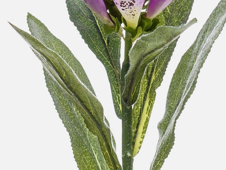 Künstlicher Fingerhut mit grünem Stiel, strukturierten Blättern und violett-weißen Blüten.