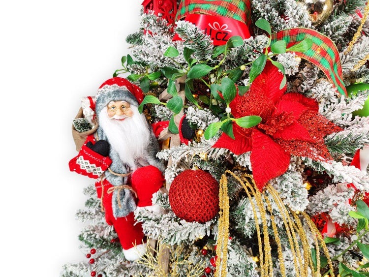 Weihnachtsbaumdekoration mit verschneiten Zweigen, Weihnachtsmannfigur, roten Weihnachtssternen, Kugeln und karierten Bändern.