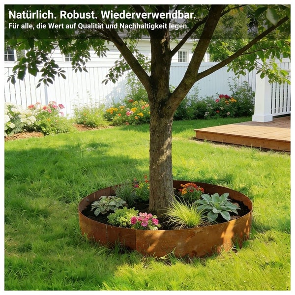 Runder Baumring aus wetterfestem Corten-Stahl um einen Baum mit Bepflanzung in einem hellen, gepflegten Garten mit weißem Zaun und Holzdeck.
