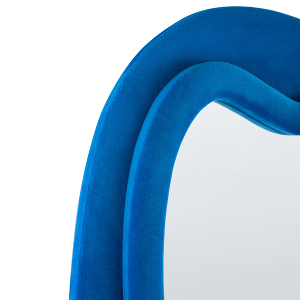 Nahaufnahme eines blau gepolsterten Möbelstücks mit Samtbezug und geschwungenem Design.