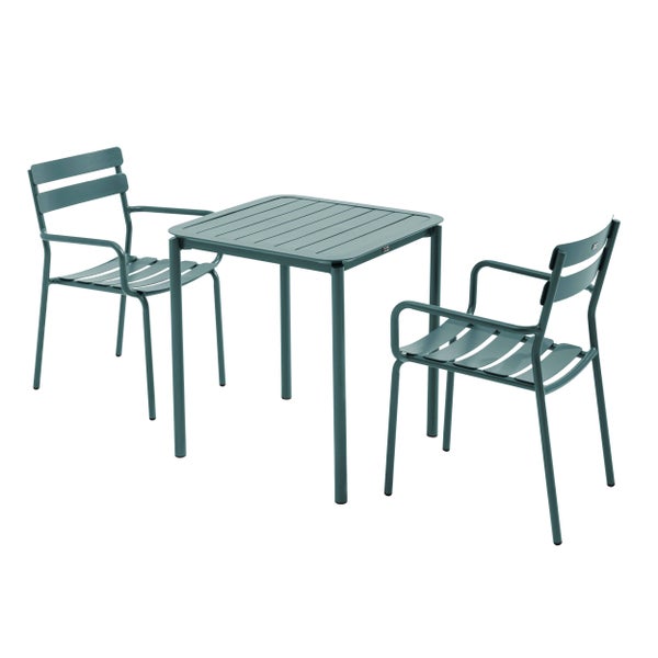 Gartenmöbel-Set aus Metall bestehend aus einem quadratischen Tisch und zwei Stühlen mit Armlehnen in Latten-Optik.